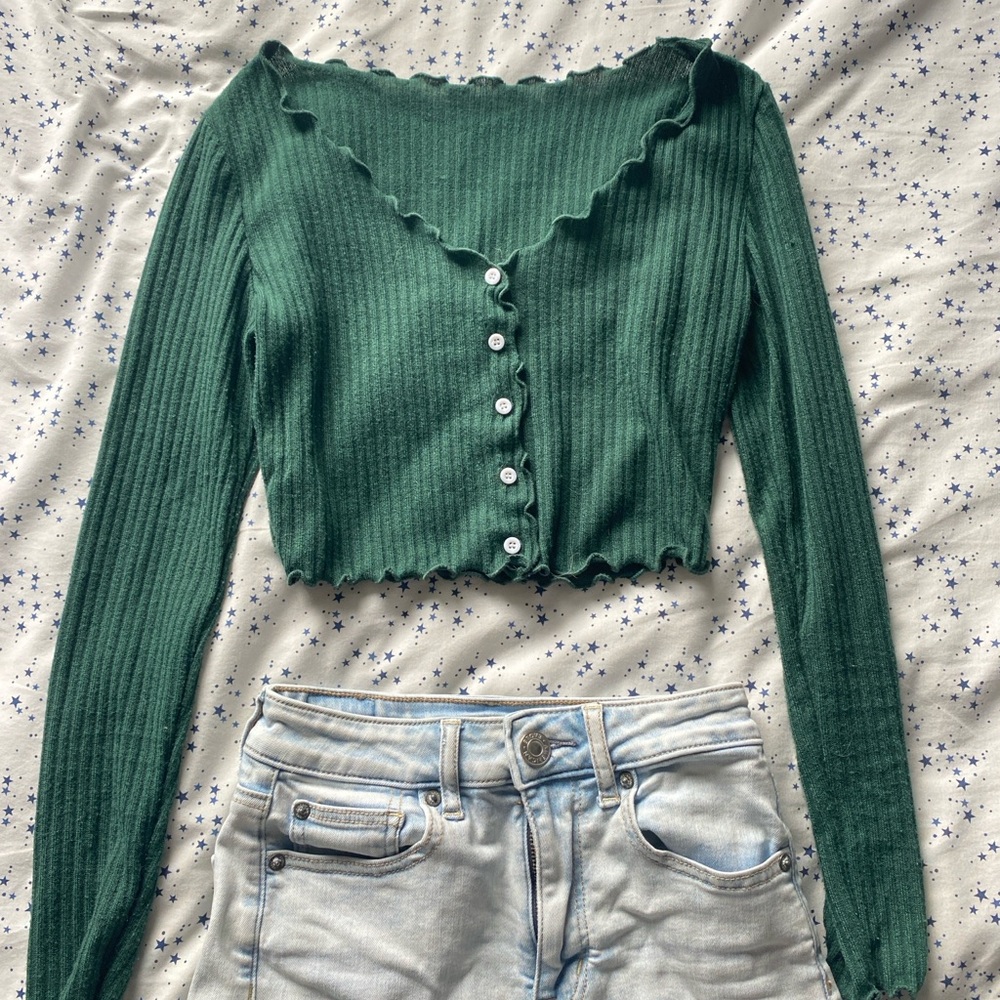 Women’s long sleeve v-neck button crop top. In great condition!